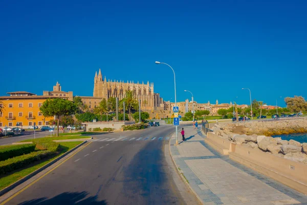 PALMA DE MALLORCA, ESPAÑA - 18 AGOSTO 2017: Personas no identificadas caminando por la calle cerca del puerto de Palma de Mallorca, Islas Baleares, España — Foto de Stock