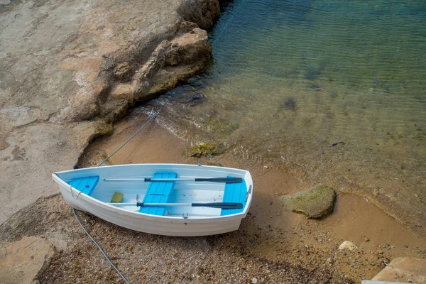 Veduta aerea di una barca in acqua nel porto turistico di Andratx nelle isole Baleari di Maiorca — Foto Stock