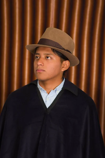 Foto de retrato de um jovem indígena usando chapéu e poncho tradicionais de Otavalo, Equador — Fotografia de Stock