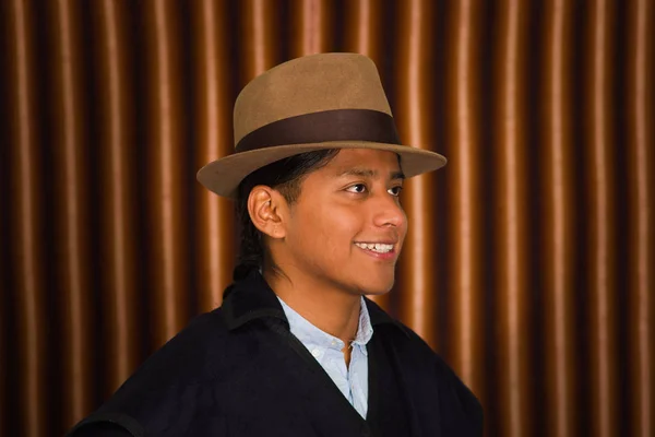 Портрет корінні молодий чоловік носить традиційні шапочка і пончо з Otavalo, Еквадор — стокове фото
