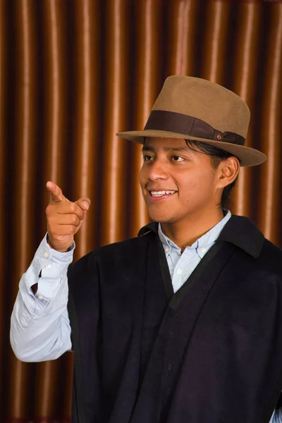 Portret van inheemse jonge man dragen traditionele hoed en poncho uit Otavalo, Ecuador — Stockfoto