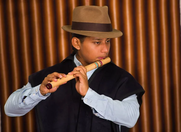 Jovem de Otavalo, Equador, tocando a flauta quena — Fotografia de Stock