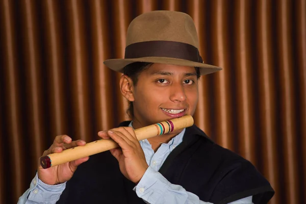 Молодой человек из Отавало, Эквадор, играет на флейте — стоковое фото