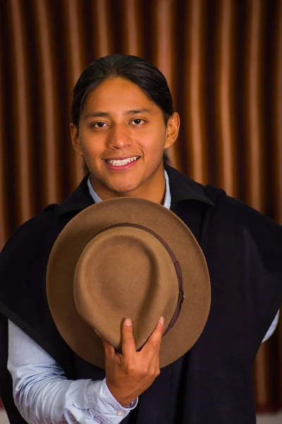 Close up retrato de jovem indígena latino-americano — Fotografia de Stock