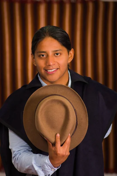 Primer retrato de un joven indígena latinoamericano —  Fotos de Stock