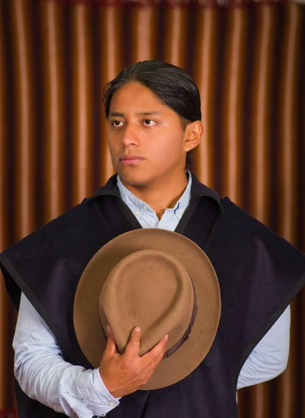 Close up portrait of young indigenous latin american man — Stock Photo, Image