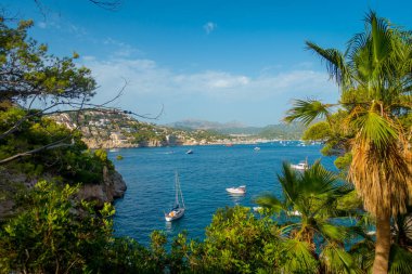 Andratx port marina Mallorca Balear Adaları, yatlar su ve bazı binalarda horizont, İspanya