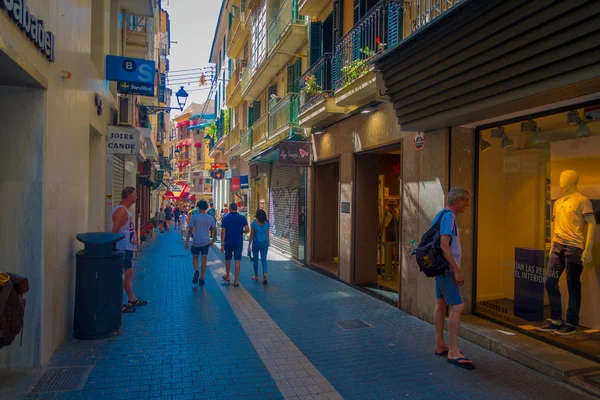 PALMA DE MALLORCA, SPANIEN - AUGUST 18 2017: Uidentificerede mennesker går og køber på gaden i den gamle by Palma de Mallorca, Spanien - Stock-foto