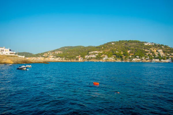 Puerto deportivo Andratx en Mallorca islas baleáricas, con yatchs y algunos edificios en el horizonte, España —  Fotos de Stock