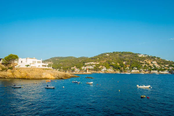 Andratx Mallorca Balear Adaları, yatlar ve bazı binalarda horizont, İspanya ile bağlantı noktası Marinada