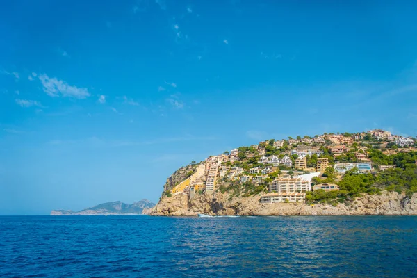 Güzel manzara ile bazı binalarda dağda güzel bir mavi gökyüzü İspanya Mallorca Balear Adaları