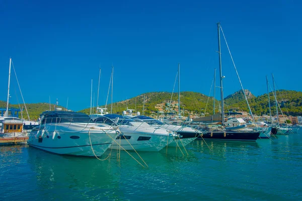 PORT D ANDRATX, ESPAÑA - 18 AGOSTO 2017: Puerto de Andratx en Mallorca, España con un velero en primer lugar — Foto de Stock