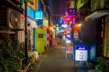 Tokyo, Japonya Haziran 28-2017: Shinjuku altın gay barlarda geleneksel arka sokak. 200 küçük barlar ve Tokyo'da bulunan 20th yüzyıl atmosferi ile 6 küçük sokakları, altın gai oluşur