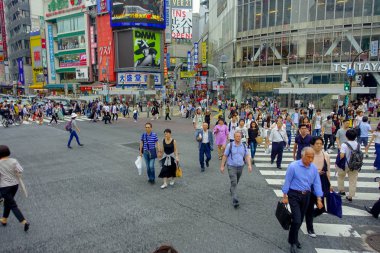 Tokyo, Japonya Haziran 28-2017: tanımlanamayan yayalar Shibuya, Tokyo, Japonya geçerken. Ünlü kapış yaya geçidi 2.5 milyondan fazla kişi tarafından her gün kullanılan