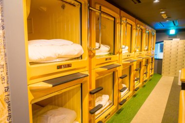 Tokyo, Japonya Haziran 28-2017: şehir merkezinde kapsül otelinin iç görünüm. Kapsül otel daha az pahalı Tokyo'da çok ünlü yapılardır