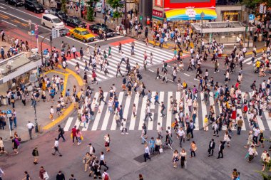 Tokyo, Japonya Haziran 28-2017: Top Shibuya sokak, Tokyo Ginza bölgesinde dünyanın en yoğun crosswalks geçiş Kişilik kalabalık görünümünü