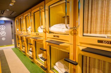 Tokyo, Japonya Haziran 28-2017: şehir merkezinde kapsül otelinin iç görünüm. Kapsül otel daha az pahalı Tokyo'da çok ünlü yapılardır
