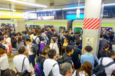 Tokyo, Japonya - Mayıs 2014 yaklaşık: yolcu acele Ikebukuro istasyonu Tokyo, Japonya. ikebukuru dünyanın ikinci en yoğun tren istasyonu uzaklıktadır