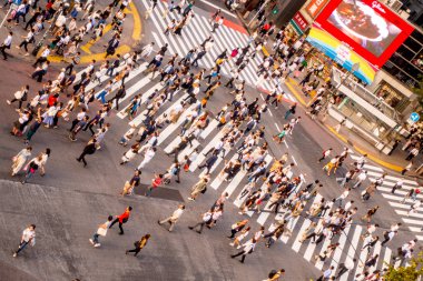 Tokyo, Japonya Haziran 28-2017: Top Shibuya sokak, Tokyo Ginza bölgesinde dünyanın en yoğun crosswalks geçiş Kişilik kalabalık görünümünü