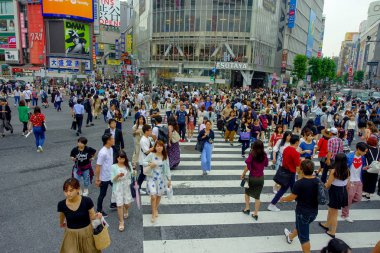 Tokyo, Japonya Haziran 28-2017: tanımlanamayan yayalar Shibuya, Tokyo, Japonya geçerken. Ünlü kapış yaya geçidi 2.5 milyondan fazla kişi tarafından her gün kullanılan