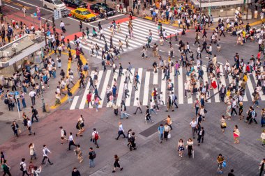 Tokyo, Japonya Haziran 28-2017: Top Shibuya sokak, Tokyo Ginza bölgesinde dünyanın en yoğun crosswalks geçiş Kişilik kalabalık görünümünü