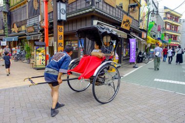 Tokyo, Japonya Haziran 28-2017: turist rides bir çekçek Sensoji Asakusa Kannon Tapınağı, Tokyo, Japonya. Rickshaws bir turistik Asakusa bölgedeki Tokyo bulunmaktadır