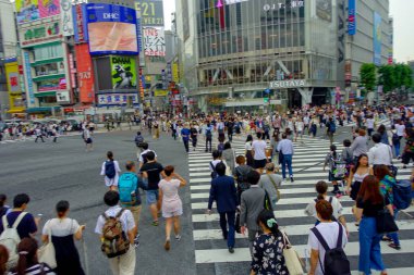 Tokyo, Japonya Haziran 28-2017: tanımlanamayan yayalar Shibuya, Tokyo, Japonya geçerken. Ünlü kapış yaya geçidi 2.5 milyondan fazla kişi tarafından her gün kullanılan