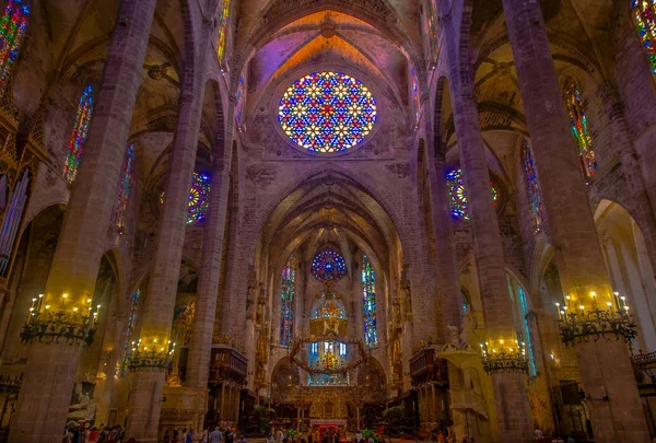 Palma De Mallorca, İspanya - 18 Ağustos 2017: Katedrali, Santa Maria, Palma La Seu Palma de Mallorca, İspanya'nın iç görünüm