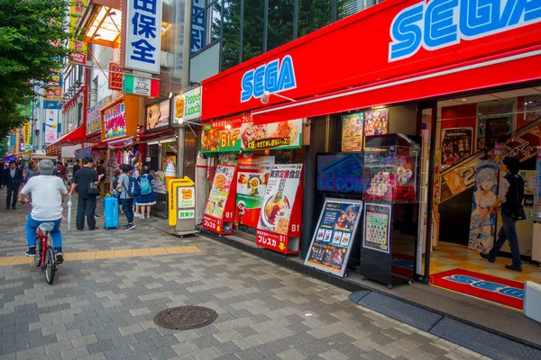 TOKIO, JAPÓN 28 DE JUNIO - 2017: Gente no identificada caminando en el distrito de Akihabara en Tokio, Japón. El distrito es una importante zona comercial para electrónica, ordenador, anime, juegos — Foto de Stock