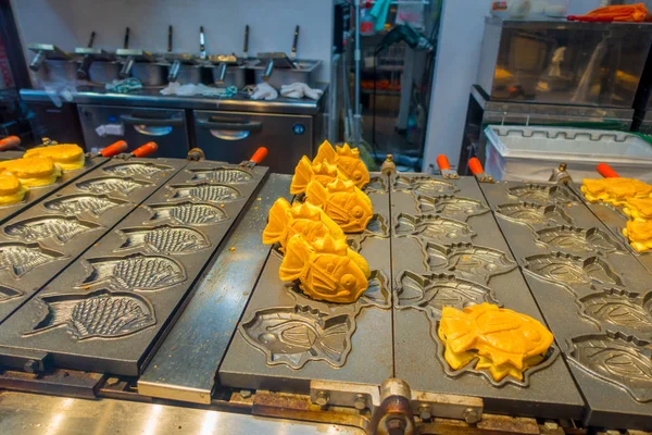 ТОКИО, ЯПОНИЯ 28 - 2017: Вкусные печенье Magicarp от покемона над металлическим подносом внутри кухни, расположенной в районе Акихабара, в Токио — стоковое фото