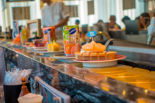 TOKYO, JAPON - 28 JUIN 2017 : Gros plan d'une variété de plats japonais sur une table, à l'intérieur d'un restaurant de sushis à bande transporteuse kaitenzushi à Tokyo — Photo