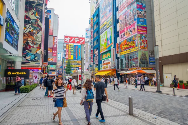 TOKYO, JAPÃO JUNHO 28 - 2017: Pessoas não identificadas andando no distrito de Akihabara, em Tóquio, Japão. O distrito é uma grande área comercial para eletrônicos, computador, anime, jogos — Fotografia de Stock