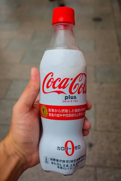 Tokio, Japonsko -28 června 2017: ruční holdin nové Coca Cola Plus, nyní k dispozici v některých automatů v Japonsku. Po celém Japonsku, tato nová Coca Cola obsahuje složky, které vyživují tělo a — Stock fotografie