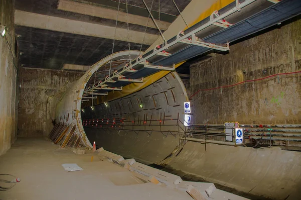 Quito, Pichincha Ecuador - 27 de agosto de 2017: Vista interior del túnel de la construcción del metro ubicado dentro del parque Bicentenario, en la parte norte de la ciudad de Quito —  Fotos de Stock