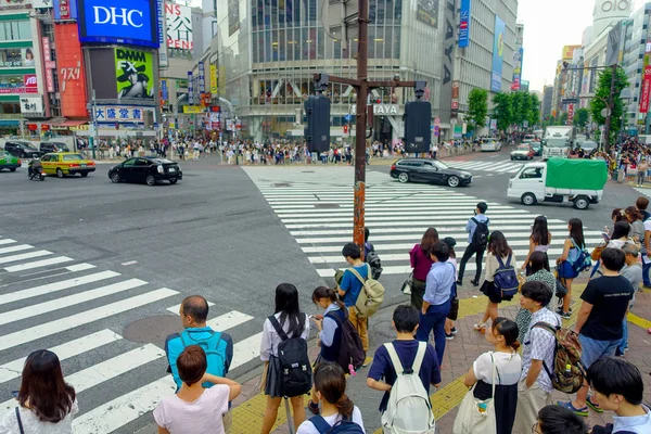 Tokyo, Japonya Haziran 28-2017: tanımlanamayan yayalar Shibuya, Tokyo, Japonya geçerken. Ünlü kapış yaya geçidi 2.5 milyondan fazla kişi tarafından her gün kullanılan