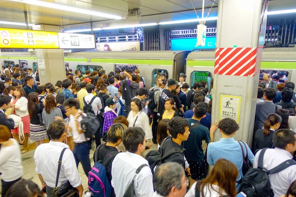 Tokyo, japan - circa mei 2014: passagiers haast op ikebukuro station in Tokio, japan. ikebukuru is de tweede drukste spoorwegstation in de wereld — Stockfoto