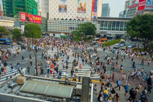 Tokyo, Japonya Haziran 28-2017: tanımlanamayan yayalar Shibuya, Tokyo, Japonya geçerken. Ünlü kapış yaya geçidi 2.5 milyondan fazla kişi tarafından her gün kullanılan