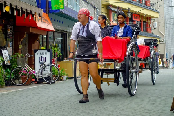 Tokyo, Japonya Haziran 28-2017: turist rides bir çekçek Sensoji Asakusa Kannon Tapınağı, Tokyo, Japonya. Rickshaws bir turistik Asakusa bölgedeki Tokyo bulunmaktadır