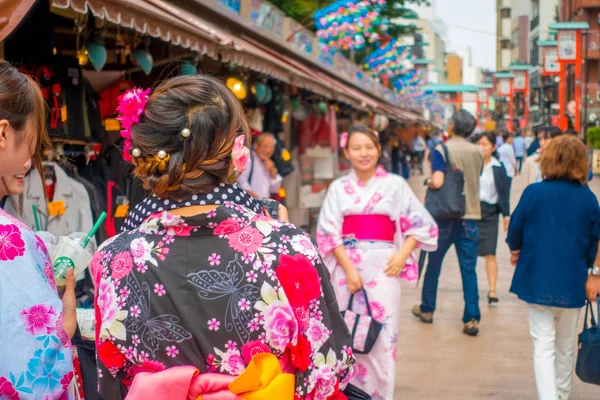 東京都 6 月 28-2017: 正体不明の女性が彼女の友人の東京、日本の仏教寺院の浅草での撮影します。浅草の浅草寺は、都内最古の寺院 — ストック写真