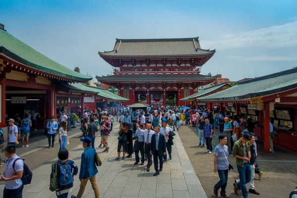 TOKYO, GIAPPONE 28 GIUGNO 2017: Moltitudine di persone che camminano nel Tempio Buddista Sensoji a Tokyo, Giappone. Il tempio Sensoji nella zona di Asakusa è il tempio più antico di Tokyo — Foto Stock