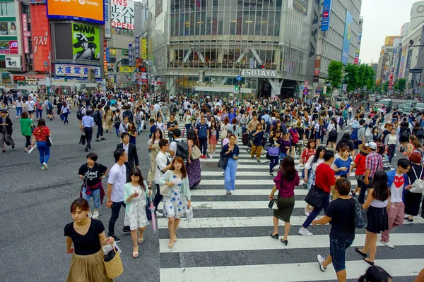 Tokyo, Japonya Haziran 28-2017: tanımlanamayan yayalar Shibuya, Tokyo, Japonya geçerken. Ünlü kapış yaya geçidi 2.5 milyondan fazla kişi tarafından her gün kullanılan