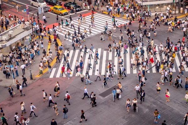 TOKIO, JAPÓN 28 DE JUNIO - 2017: Vista superior de la multitud de personas que cruzan en la calle Shibuya, uno de los cruces más concurridos del mundo, en el distrito de Ginza en Tokio — Foto de Stock