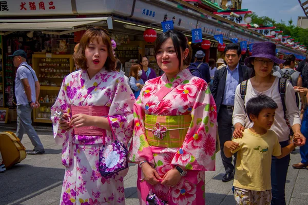 TOKIO, JAPÓN 28 DE JUNIO - 2017: Mujeres no identificadas posando para la cámara en el templo budista Sensoji en Tokio, Japón. El templo Sensoji en la zona de Asakusa es el templo más antiguo de Tokio — Foto de Stock