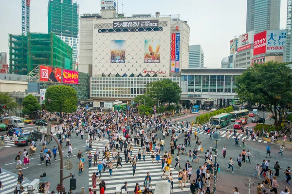 Tokyo, Japonya Haziran 28-2017: tanımlanamayan yayalar Shibuya, Tokyo, Japonya geçerken. Ünlü kapış yaya geçidi 2.5 milyondan fazla kişi tarafından her gün kullanılan