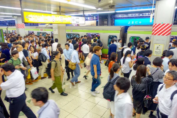 东京，日本-大约在五月 2014年: 乘客快点在池袋车站在东京，日本。ikebukuru 是世界上第二个最繁忙的铁路车站 — 图库照片