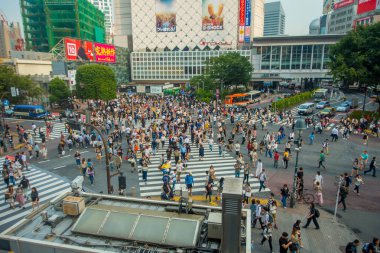 Tokyo, Japonya Haziran 28-2017: tanımlanamayan yayalar Shibuya, Tokyo, Japonya geçerken. Ünlü kapış yaya geçidi 2.5 milyondan fazla kişi tarafından her gün kullanılan