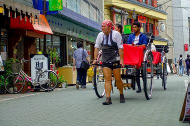 Tokyo, Japonya Haziran 28-2017: turist rides bir çekçek Sensoji Asakusa Kannon Tapınağı, Tokyo, Japonya. Rickshaws bir turistik Asakusa bölgedeki Tokyo bulunmaktadır