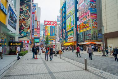 Tokyo, Japonya Haziran 28-2017: kimliği belirsiz insanlar içinde Akihabara ilçe Tokyo, Japonya'da. Önemli bir alışveriş bölgesi için ilçesidir elektronik, bilgisayar, anime, oyun