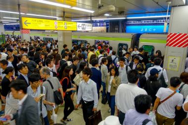 Tokyo, Japonya - Mayıs 2014 yaklaşık: yolcu acele Ikebukuro istasyonu Tokyo, Japonya. ikebukuru dünyanın ikinci en yoğun tren istasyonu uzaklıktadır