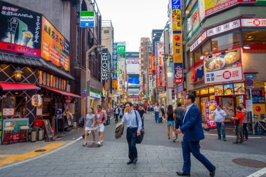 Tokyo, Japonya Haziran 28-2017: kalabalık yürüyüş ve zevk güzel ve ünlü Kabukicho kırmızı ışık bölge halkı Tokyo'da bulunan büyük binaları ve reklamlar, çevreleyen